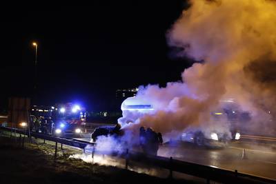 Auto wethouder Sint Anthonis brandt uit op A73 bij Cuijk