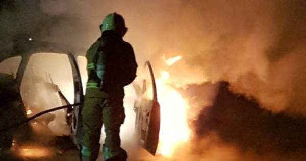 Auto brandt volledig uit bij A73 in Haps