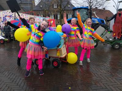 Regen deert kindercarnaval in Denekamp niet