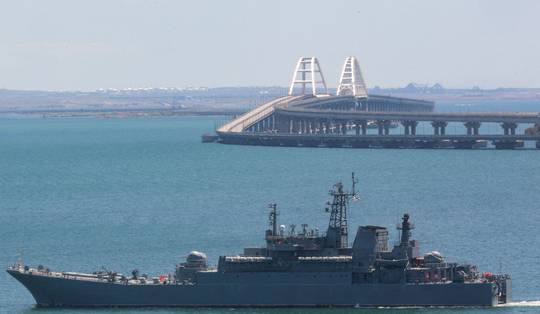 Belangrijke brug bij de Krim beschadigd door Oekraïense drones • Vijf doden bij Russische aanvallen op Charkiv en Zaporizja