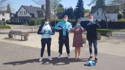 HERLEZEN. Genk-spelers schenken mondmaskers aan woonzorgcentrum - Minstens 9 clubs uit Premier League willen seizoen voor 1 juli afwerken