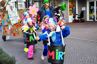 Geen optocht met carnaval in Mill? Dan maken we toch gewoon een praalwagen op schaal