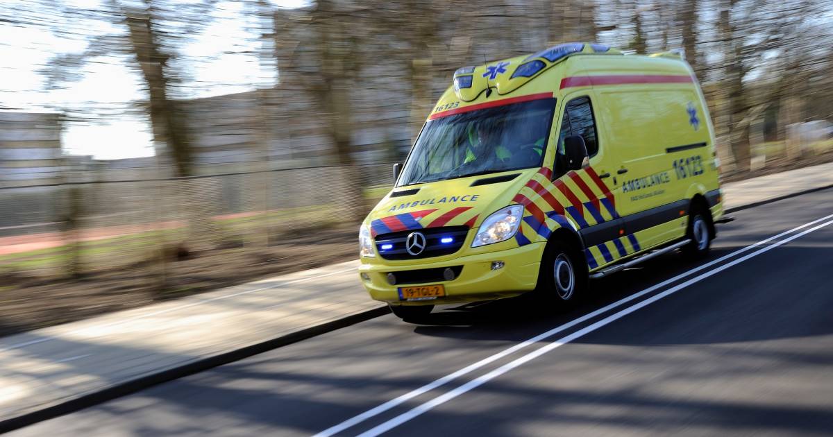 Fietser overleden na aanrijding met vrachtwagen in Muiden.