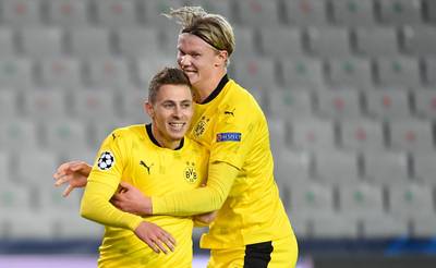 KIJK LIVE. Club op vier minuten koud gepakt: Thorgan Hazard en Haaland zetten Dortmund op 0-2!
