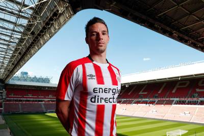 Viergever laat zich voor het eerst zien op trainingsveld PSV