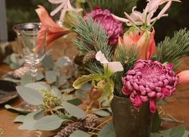 Zó creëer je een feestelijk gedekte eettafel met bloemen