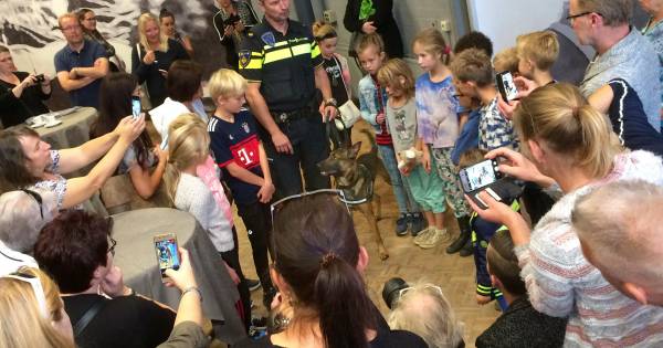 Allemaal op de foto met politiehond Bumper