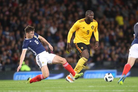 Kieran Tierney komt tekort bij Romelu Lukaku.
