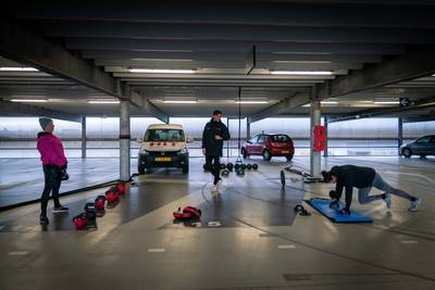 Personal training op parkeerdek van station Elst razend populair: ‘Vandaag komen 80 mensen sporten’
