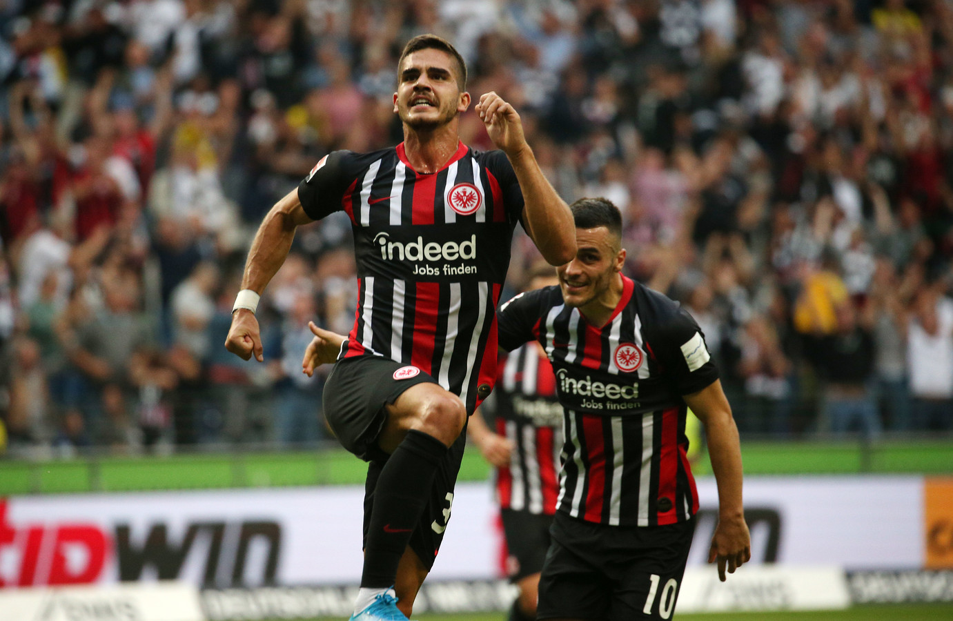 Dortmund morst punten in Frankfurt na late eigen goal ...