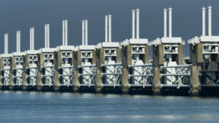 Voorpagina Oosterscheldekering gesloten - Volkskrant