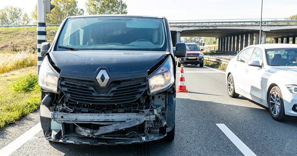 Ongeluk met busje en twee auto's op de A59 bij Raamsdonk