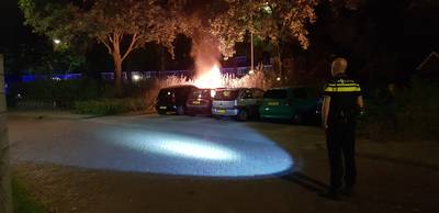 Auto brandt uit aan Costerweg in Wageningen