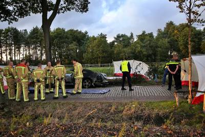 Bestuurder overleden nadat hij met auto tegen boom rijdt in Casteren, voertuig vliegt in brand