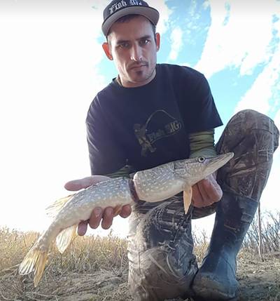 Visser vangt misvormde snoek die in plastic ring is gegroeid