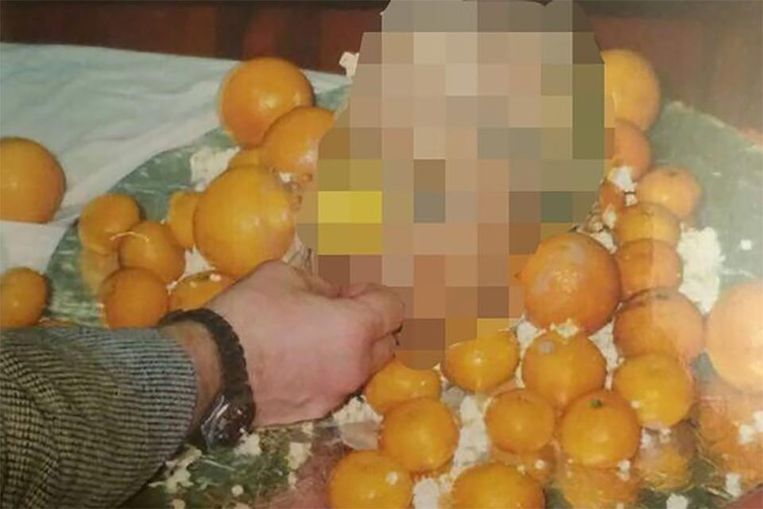 Dmitry Bakshaev serveerde in 1999 een afgehakt hoofd op een schaal met appelsienen.