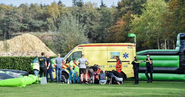Ernstig ongeluk met springkussen in Esbeek: twee kinderen gewond - BN DeStem