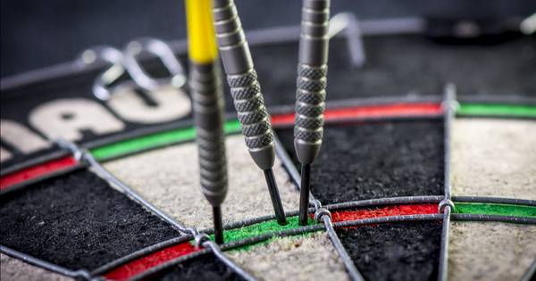 Pijltjes gooien in de kantine van de voetbalclub CCWâ€™16