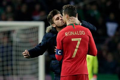 Fan bestormt veld en geeft Ronaldo een kusje