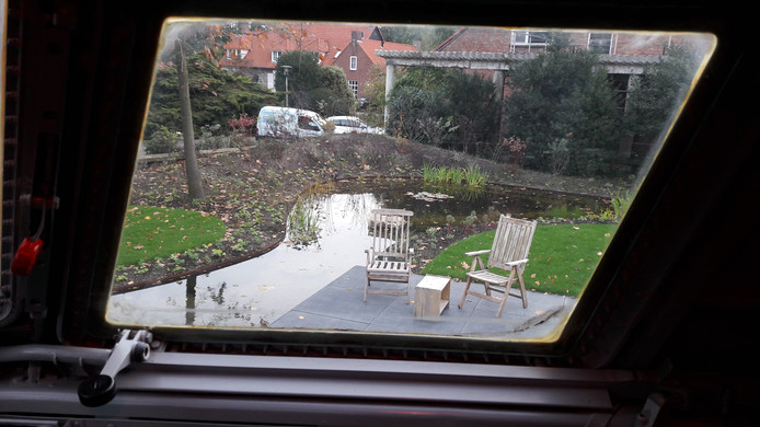 B&B in Fokker 27 in Hoogerheide, zicht op eigen terrasje vanuit de cockpit