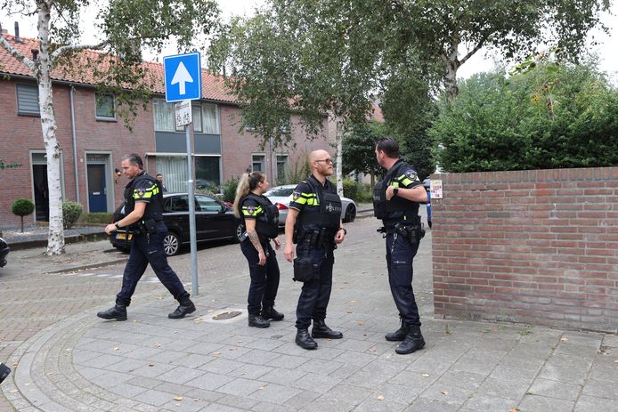 Politie doet buurtonderzoek na melding van schietincident op de Caspar Netscherstraat in Eindhoven.