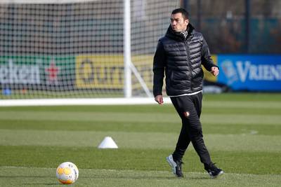 Van Bronckhorst: Duel met PSV niet beslissend, bekerduel met Ajax wel
