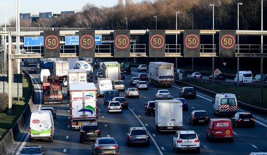 ‘Extreem druk op de Europese wegen, drukker dan ooit’: experts vertellen wanneer je het beste kan vertrekken
