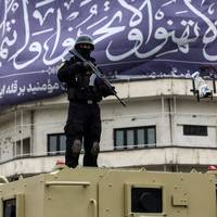 Iran rekruteert twaalfjarigen voor controleposten in Teheran: ‘Tijdens hun ‘shift’ zijn ze gewapend met machinegeweren’