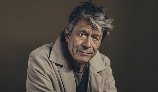 Emmanuel Carrère: ‘Wat mijn moeder tegenstond aan de oorlog was niet dat Poetin Oekraïne binnenviel, maar dat zij zich had vergist’