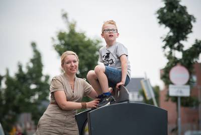 Milan uit Arnhem voor even beroemd na val in afvalcontainer