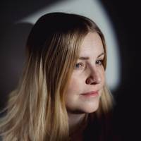 Comedian Amelie Albrecht: ‘Blijkbaar is er nooit zoveel vrouwenhaat geweest bij jonge mannen. Hoe boks je daar als ouder tegenop?’