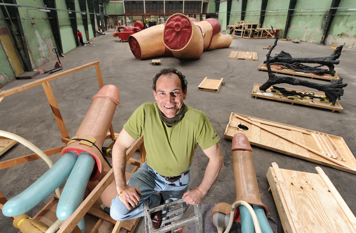 Joep van Lieshout tussen zijn werken in de Onderzeebootloods op Heijplaat.