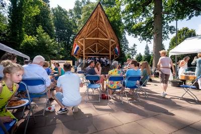 Ellecom heeft met muziekkoepel weer een compleet dorpsplein