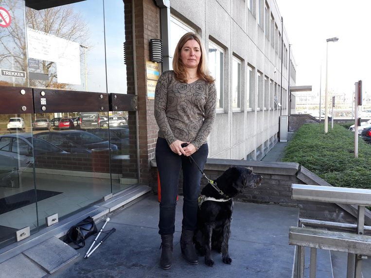 Kathleen Boogmans en haar geleidehond aan de ingang van Transkript.