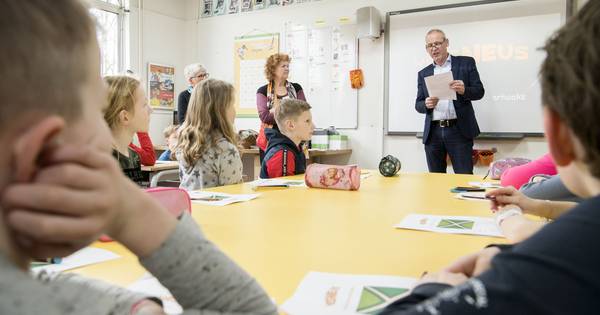 Kinderen krijgen lesje Achterhoeks: ‘A’j plat könt praoten, mö’j ’t neet laot’n’
