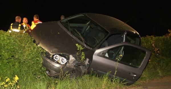 Auto van de weg bij Hedelse brug, lachgas naast de auto - BD.nl