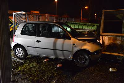 Auto vliegt door hek heen in Breda, twee gewonden