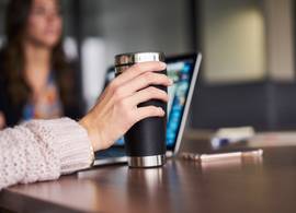 Dat ik de hele dag alcohol drink op mijn werk