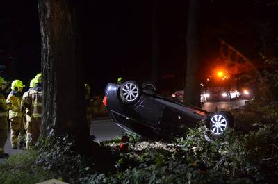 Auto over de kop in Scherpenzeel