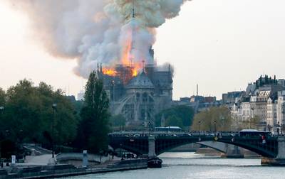 LIVE | Grote uitslaande brand in beroemde kathedraal Notre-Dame, torenspits ingestort