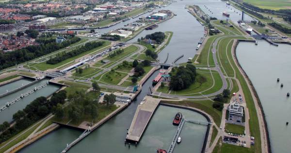 Sluizen Terneuzen opnieuw dicht om te spuien | Zeeuws-Vlaanderen - PZC