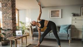 Last van lockdownstress? Deze online yogalessen helpen je ontspannen