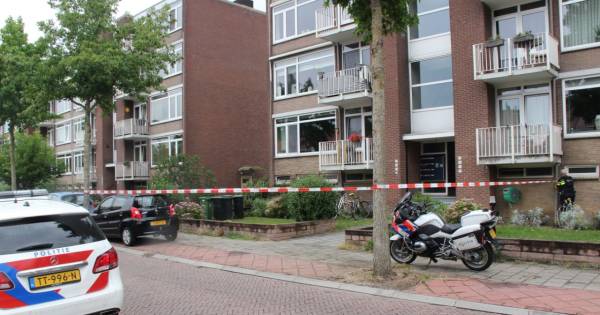 Politie bij woning in Deventer na melding van een overval.