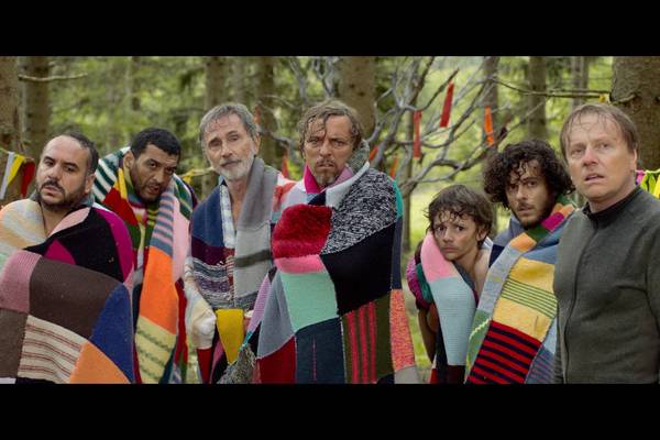 Hommes au bord de la crise de nerfs