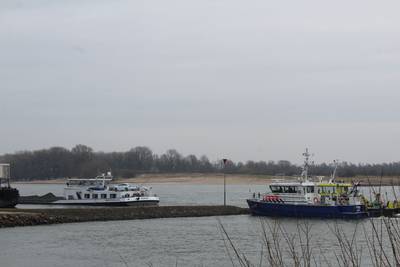 Twee rivierschepen botsen op de Waal bij Gendt