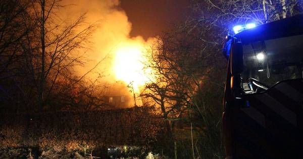 Brand legt woonboerderij en kunstcollectie in as