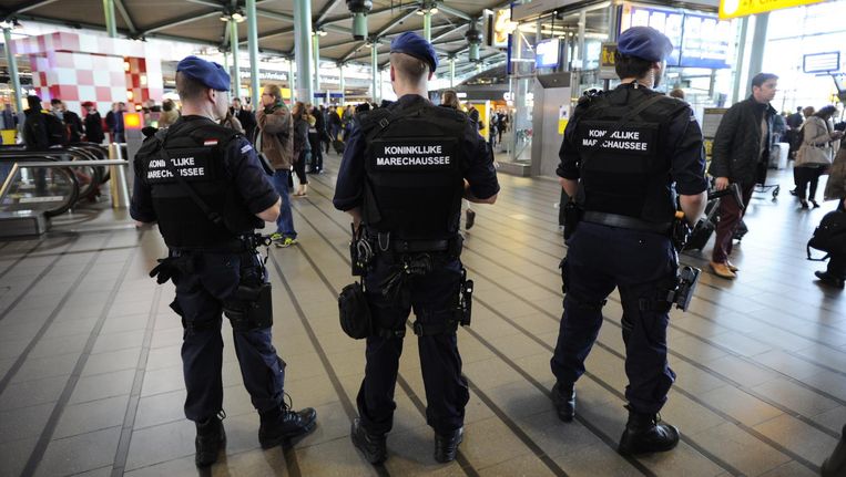 Leden van de Koninklijke Marechaussee op Schiphol Beeld anp