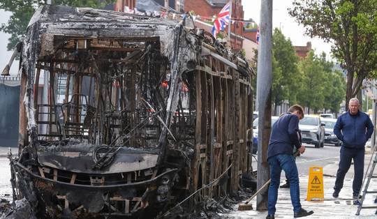 ‘Dit gebeurt gewoon bij ons in Belfast’: racistische rellen in Noord-Ierse hoofdstad blijven voortgaan