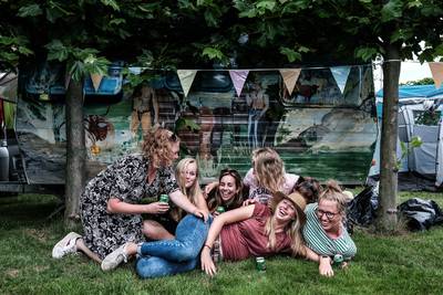 Deze vriendinnengroep kampeert wél bij de Zwarte Cross: ‘Lekker met de meiden in de Achterhoek’