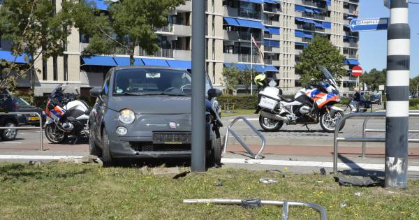 Twee auto's botsen in Breda, waarna een bestuurder een hekwerk ramt.